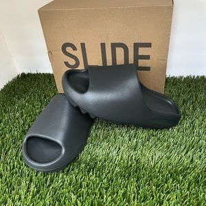 Yeezy slide onyx size 9